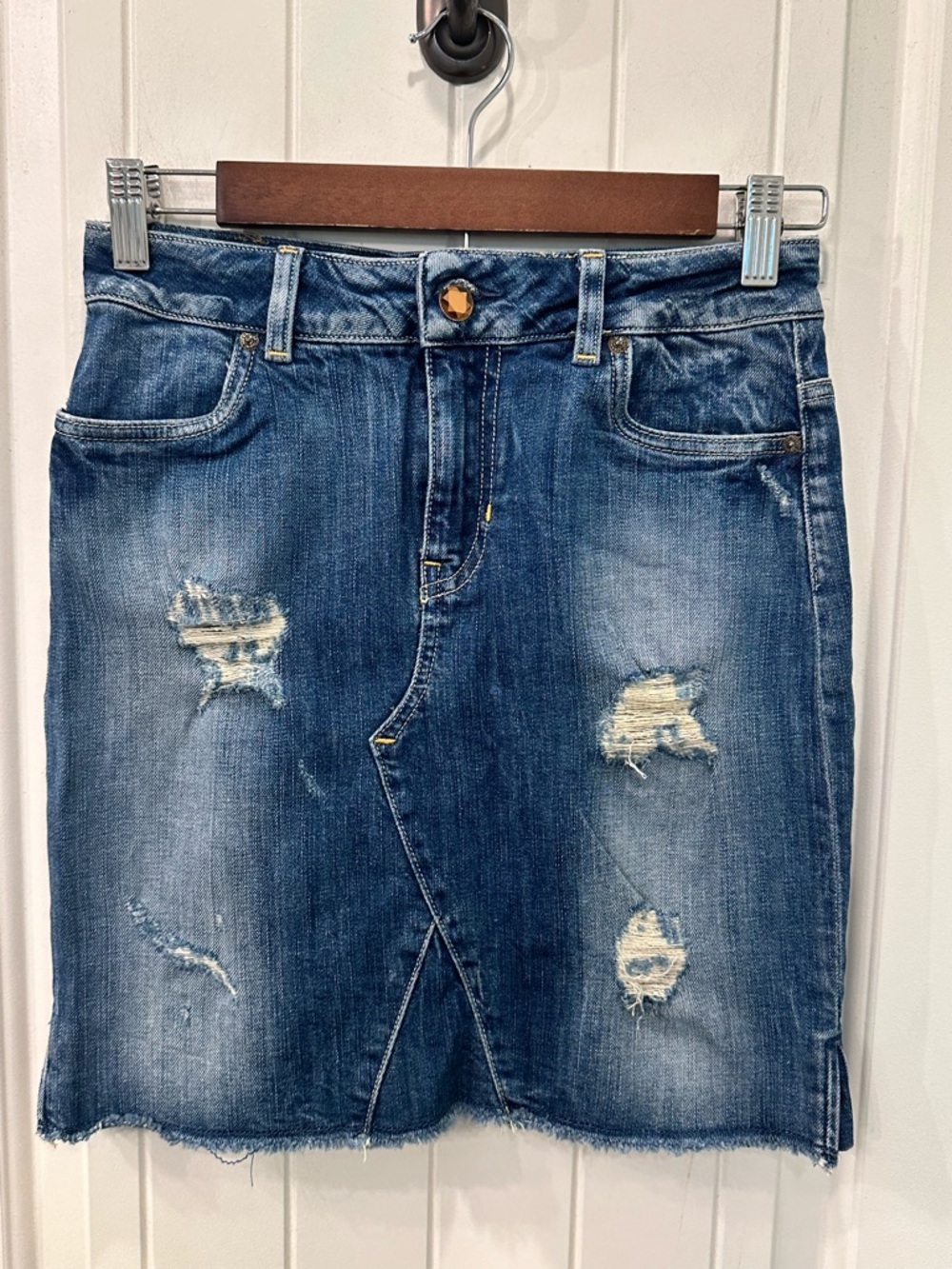 GUESS Los Angeles Distressed Denim Mini Skirt – Effortless Coastal Cool